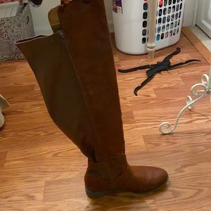 Knee high boots. Brown.